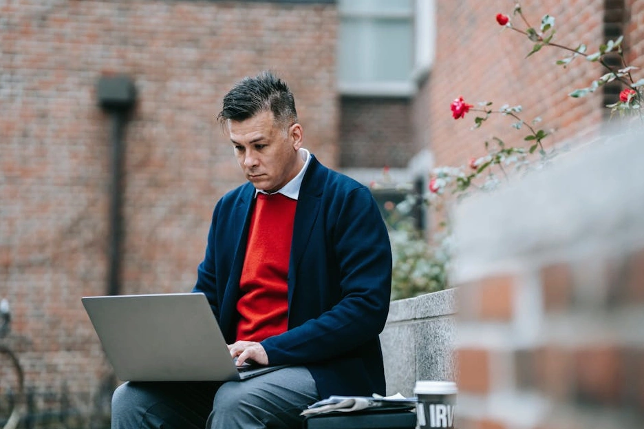 Юрист готовит документы на ноутбуке, работая в светлом офисе.